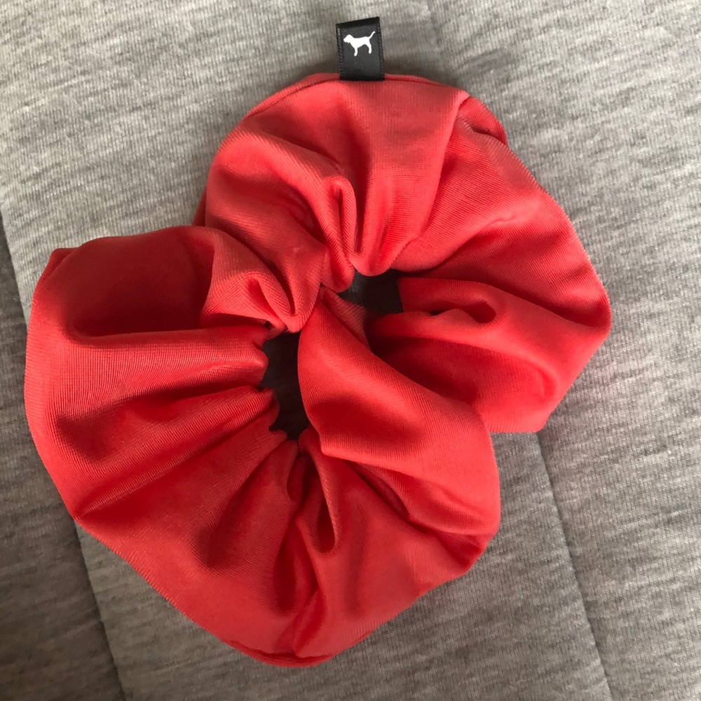 Scrunchie. Vs pink.